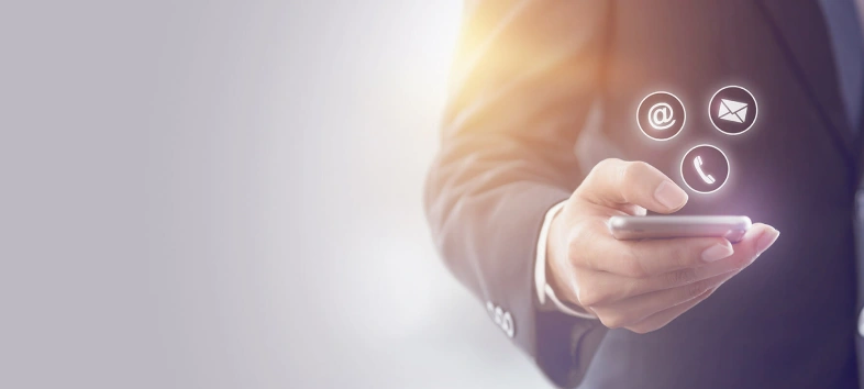 Image d'un homme regardant une ville futuriste