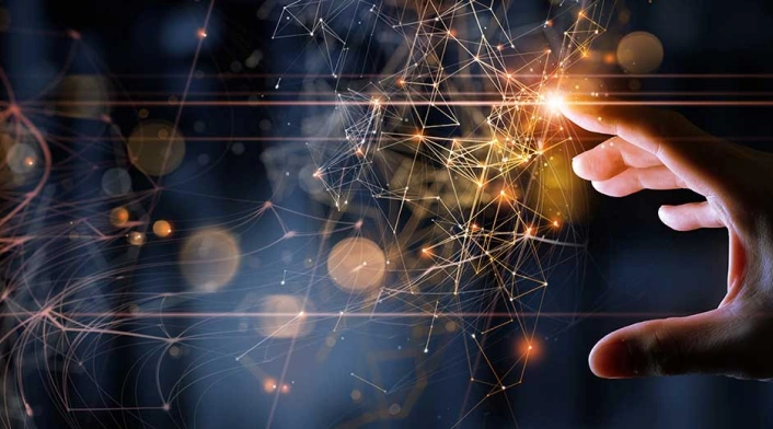 Image d'une main touchant de la lumière