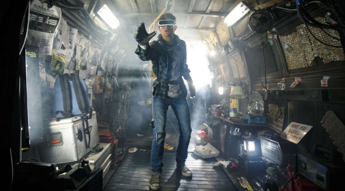 Iamge du film ready player one, où le personnage principal teste la réalité virtuel